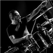 Batti il tempo con i migliori!
Impara la batteria con chi ha studiato dai grandi: Marco Volpe e Tullio De Piscopo.
Lezioni in studio professionale a Varedo, orari flessibili.
La tua passione, la nostra energia: inizia ora!